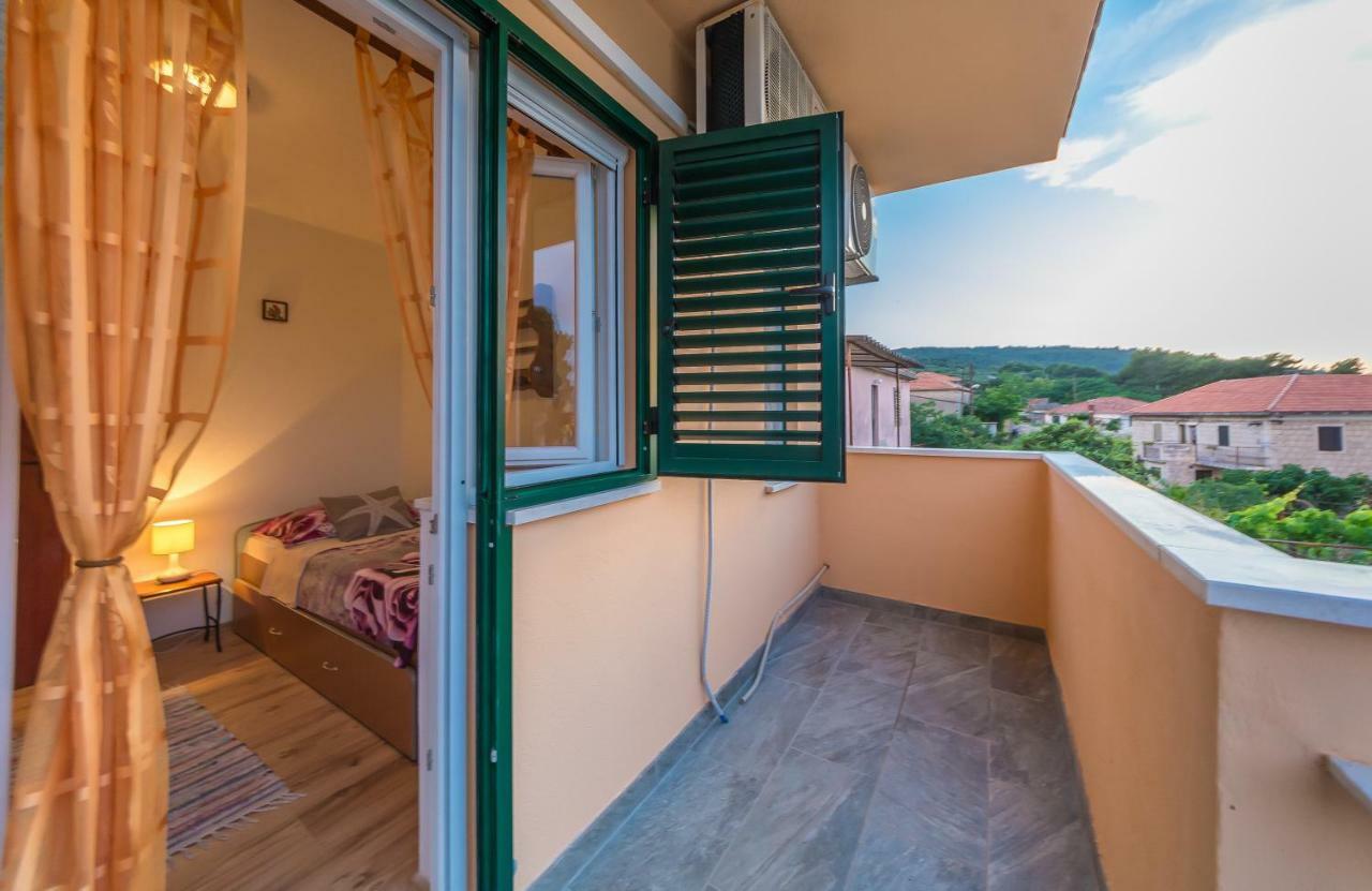 סלאטינה Apartment Leut With Spacious Terrace And Sea View מראה חיצוני תמונה